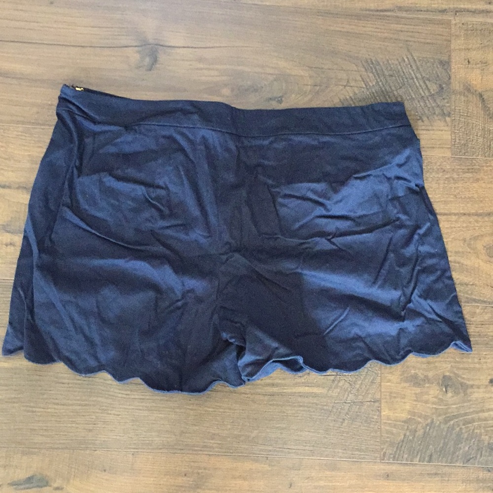 Tommy Hilfiger scallop hem shorts